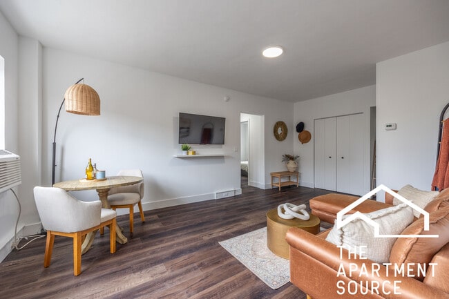 Building Photo - 1555 W Hollywood Ave