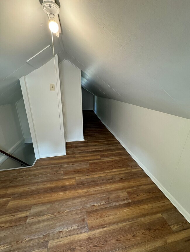 Building Photo - 939 Oakland St