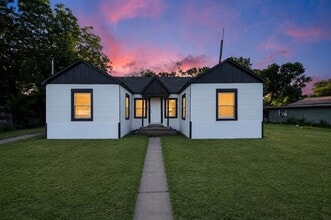 Building Photo - 351 S Waco St