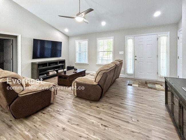 Foto del edificio - 1518 Lakeview Pkwy