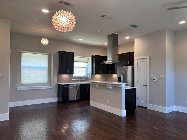 Foto del edificio - 5820 Bryan Pkwy