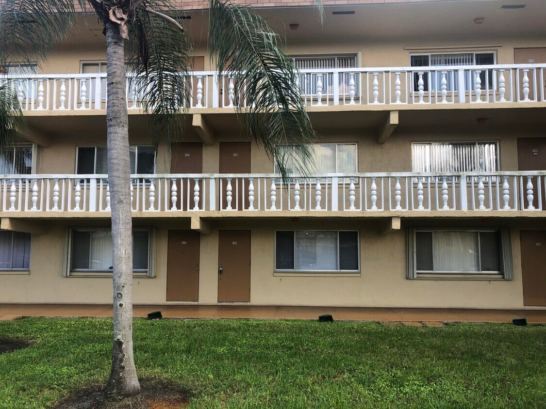 555 Purdy Ln Unit 108, Palm Springs, FL 33461 Condo for Rent in Palm