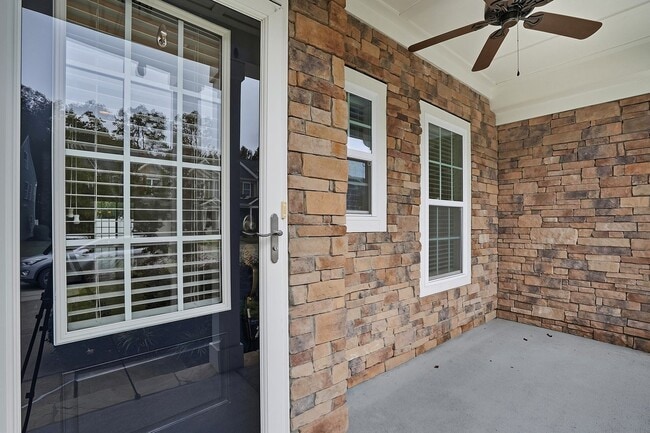 Building Photo - FIRST FLOOR MASTER BEDROOM-END UNIT-GREAT ...