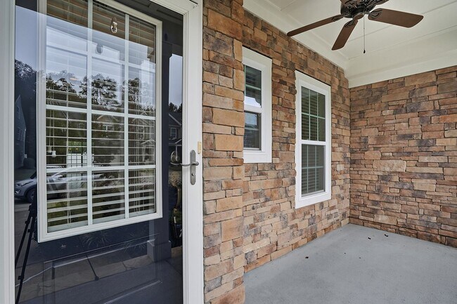 Foto del edificio - FIRST FLOOR MASTER BEDROOM-END UNIT-GREAT ...