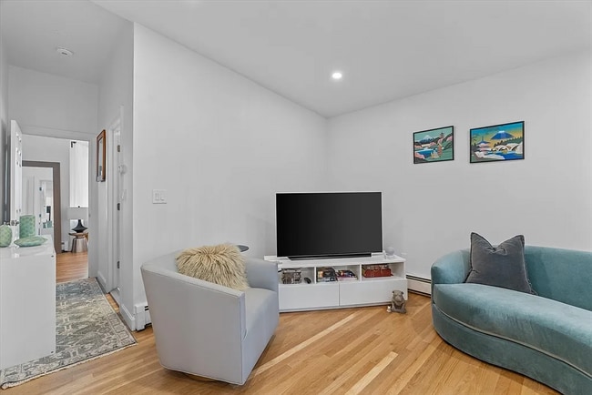 Foto del edificio - 402 E 7th St