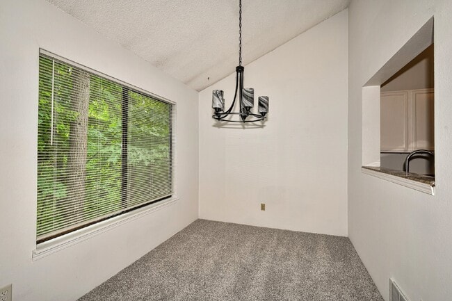 Building Photo - **Beautifully Updated 2-Bedroom, 2-Bath Condo in Prime Kirkland Location**