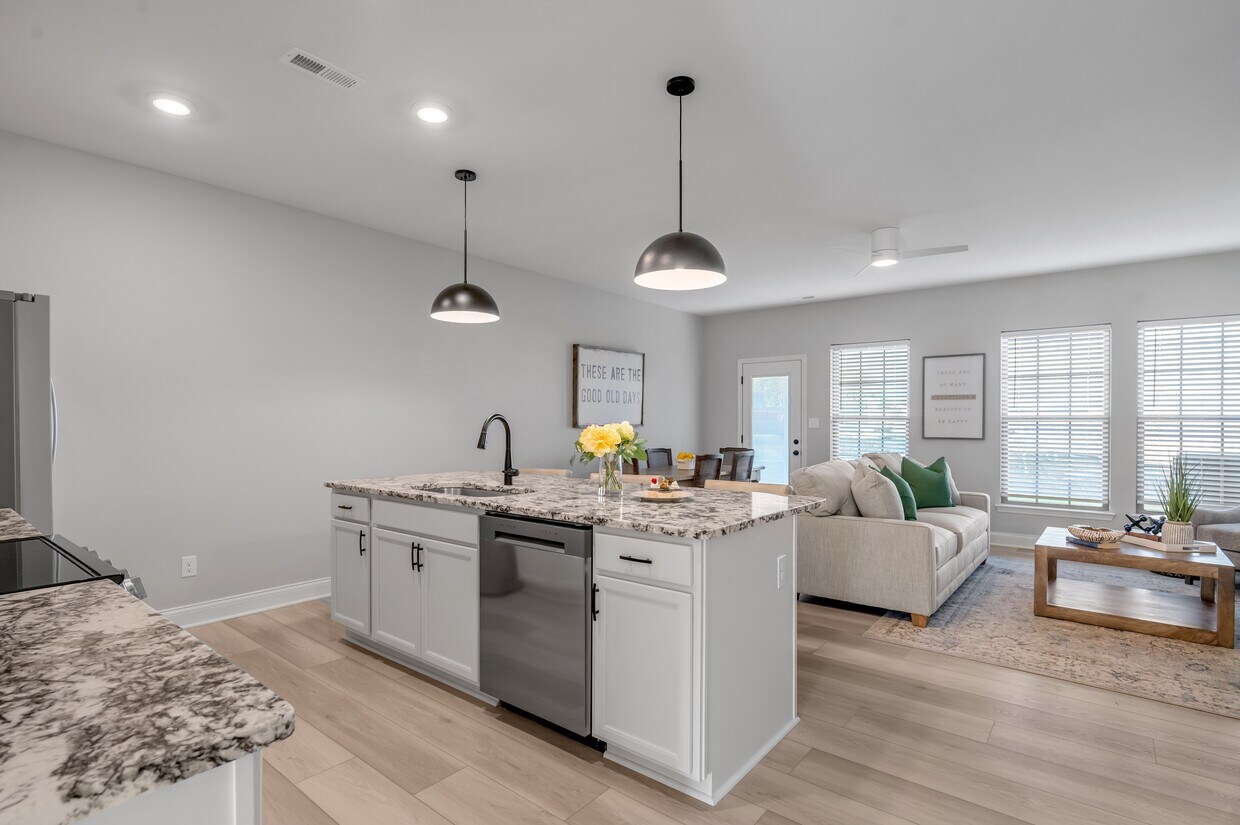 Foto principal - Bellingham Park Townhomes - IMMEDIATE MOVE IN