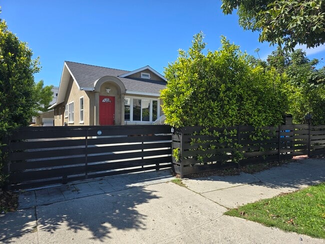 Building Photo - 747 N Wilton Pl