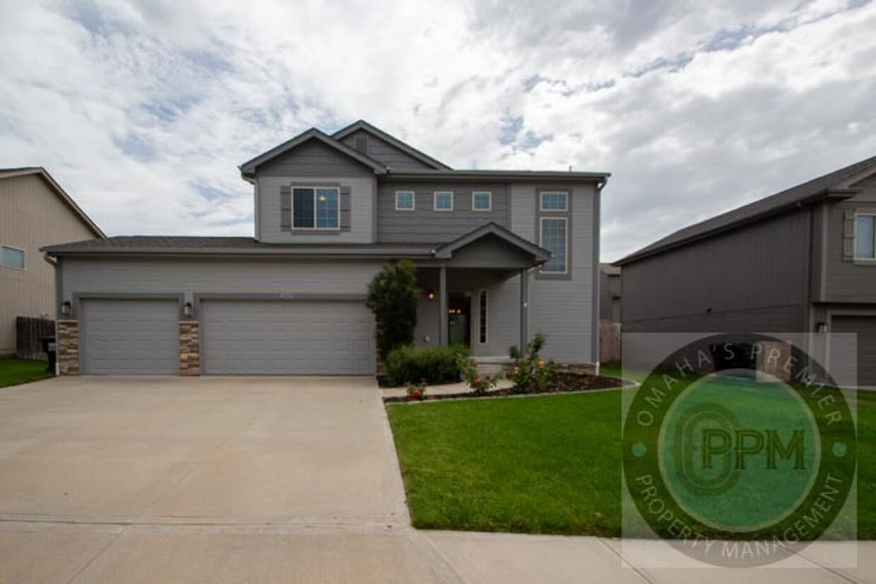 HUGE 3Bd/3Ba House in Bennington, NE! - HUGE 3Bd/3Ba House in Bennington, NE!