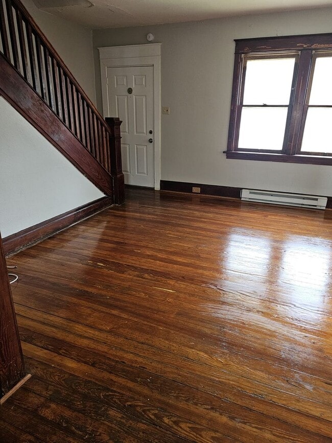 Building Photo - 2 Bedroom House available now in Harrisburg!