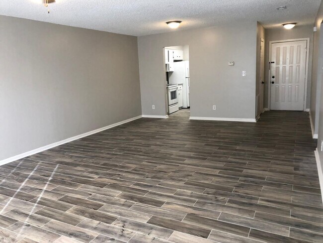 Foto del edificio - Charming 2BR Condo with Granite Countertops, Pool Access & Included Lawn Care