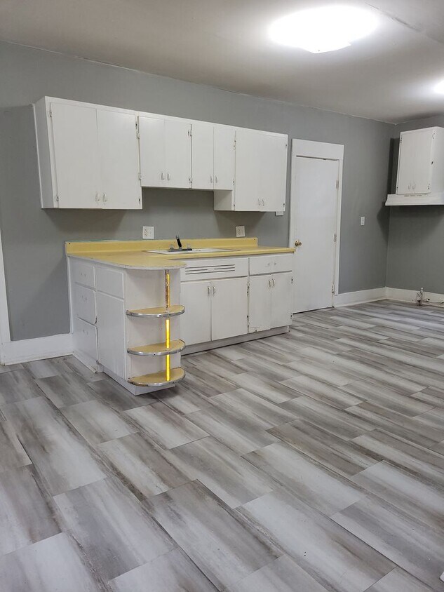 Primary Photo - 712 Warsaw Ave., Saint Joseph, MO. 64507