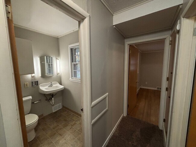 Foto del edificio - Charming 3 Bed, 2 Bath Home with Fenced Yard & Double Garage