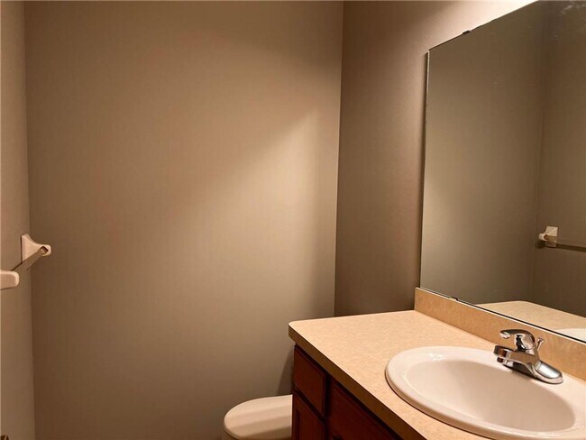 Building Photo - Blaine Townhome