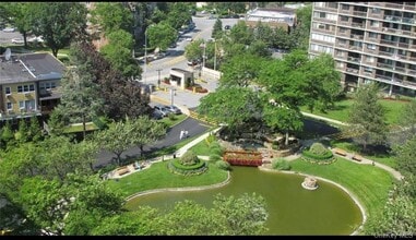 Building Photo - 2 Bay Club Dr