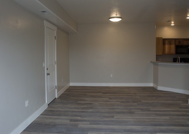 Foto del edificio - 300 N 2nd W