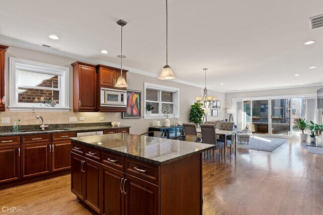 Foto del edificio - 1346 W Addison St