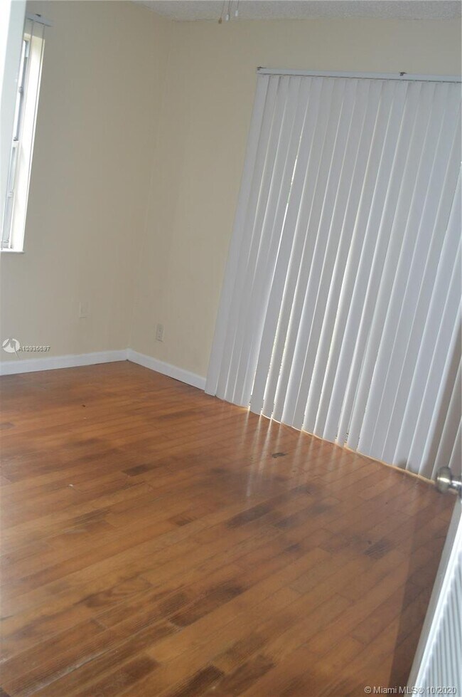 Foto del edificio - 6130 SW 5th St