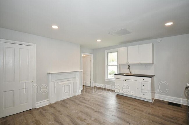 Building Photo - 517 E Railroad Ave