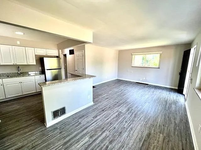 Building Photo - 2040 Faywood Dr