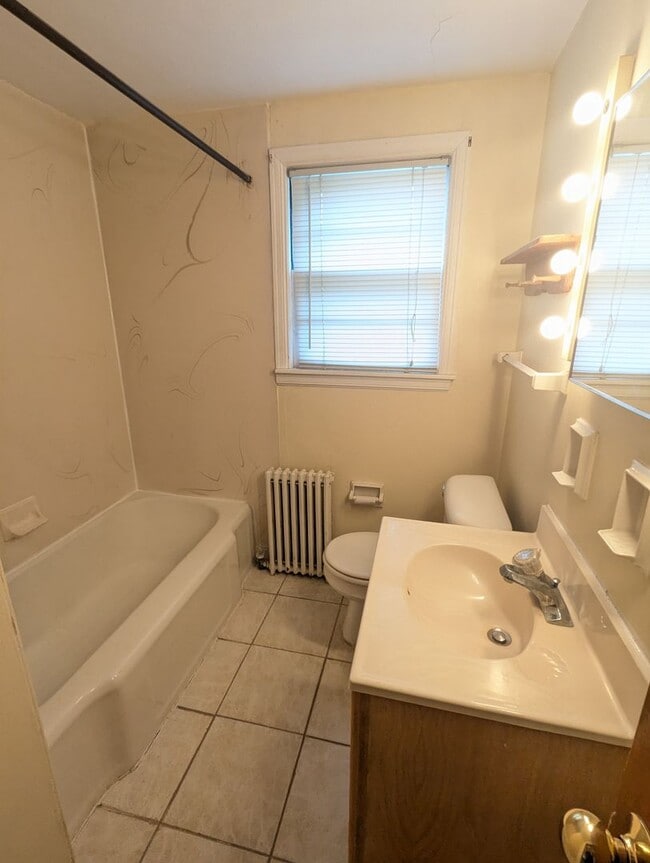 Building Photo - Large 1 Bedroom Plus Den