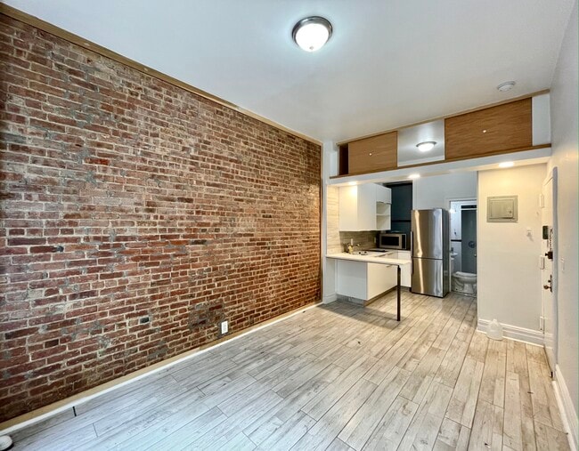 Building Photo - 9 W 107th St