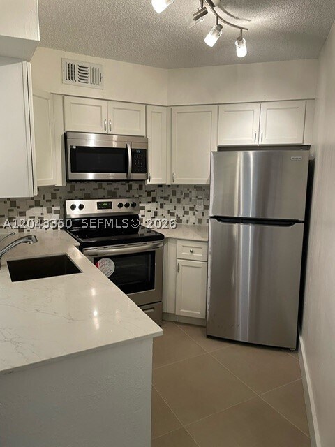 Foto del edificio - 215 Lake Pointe Dr