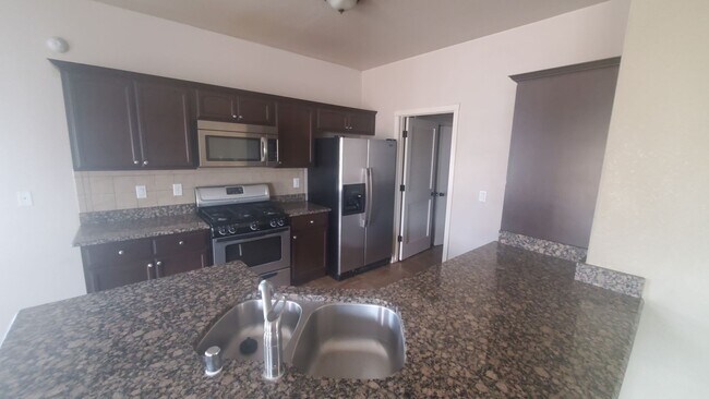 Foto del edificio - HOME FOR RENT ON THE EASTSIDE