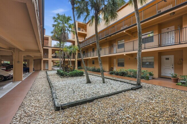 Foto del edificio - 430 Commodore Dr