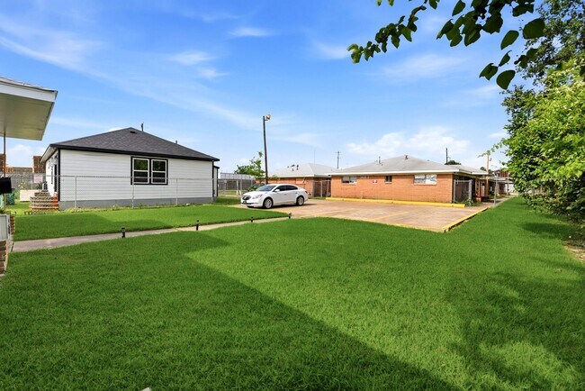 Foto del edificio - 3408 E Lockwood Dr