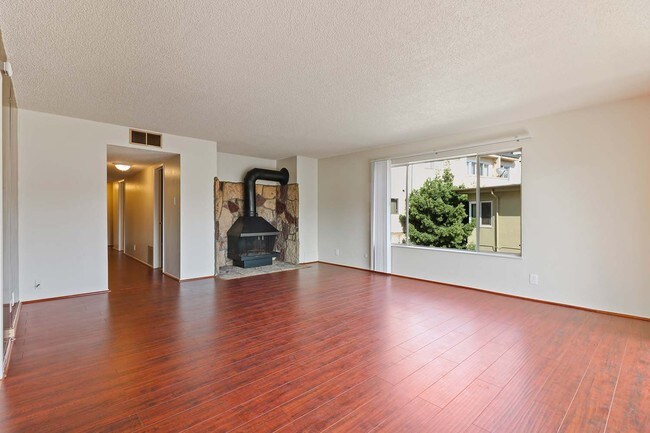 Building Photo - Bright Apartment with Parking in Grand Lake