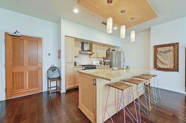 Building Photo - Prime Location, Luxurious Living!