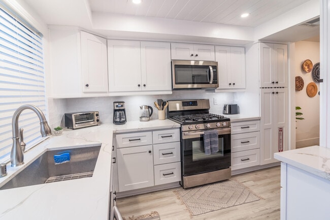 Building Photo - 2415 Los Patos Dr