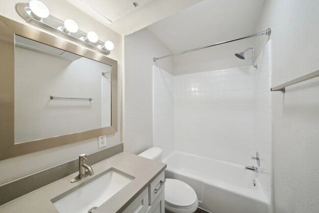 Building Photo - 1370 S Rigsbee Dr