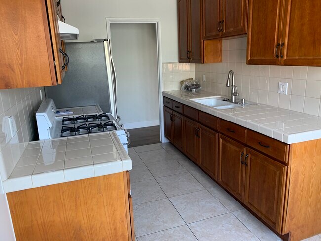 Large Full Kitchen - 7557 Oakwood Ave