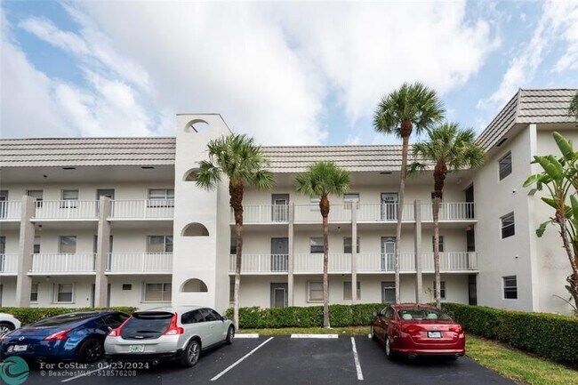 Foto del edificio - 8460 Sunrise Lakes Blvd