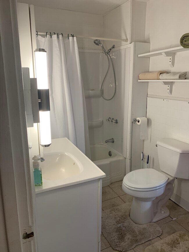 Building Photo - 403 W 44th St