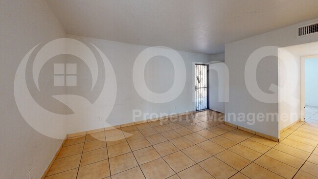 Foto del edificio - 1620 N Wilmot Rd