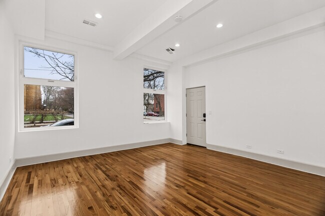 Foto del edificio - 2030 N Oakley Ave