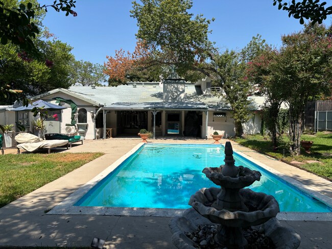 Foto del edificio - 5338 W University Blvd