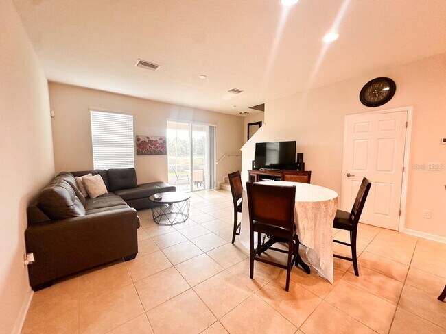 Foto del edificio - Gorgeous townhome! Community pool! fitness center!