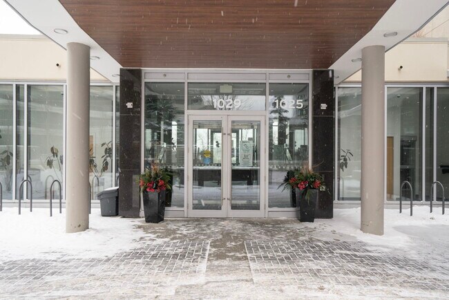 Photo du bâtiment - 1025-2105 5 Ave SW