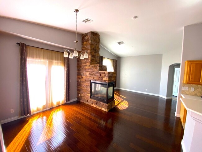 Building Photo - Charming 2 bedroom 2 bath townhome in Sout...