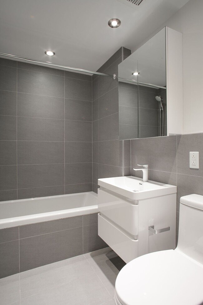Building Photo - 3495 Rue de la Montagne