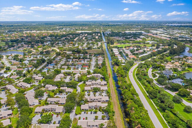 Foto del edificio - 108 Sherwood Cir