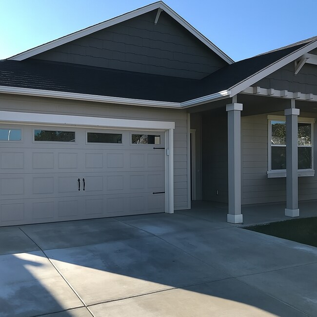 Foto del edificio - Gorgeous single-level 3x2 with fully fence...