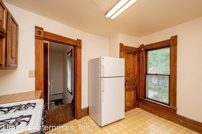Building Photo - 914 1/2 N Dodge St
