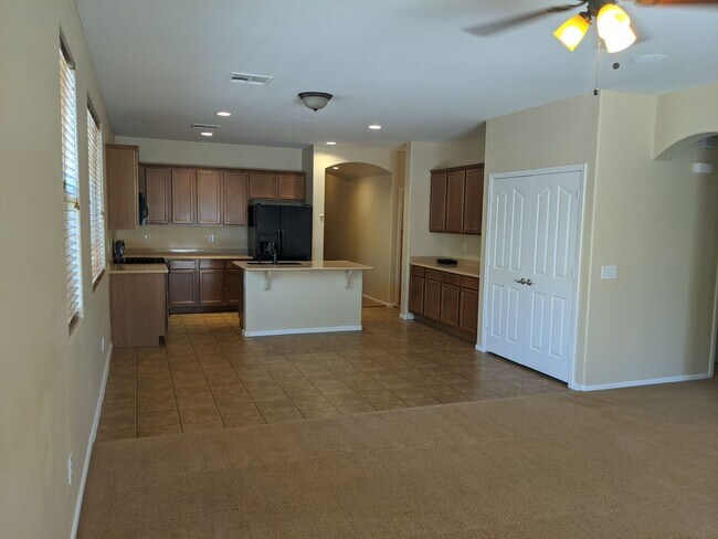 Foto del edificio - 4 bedroom 3 bathroom ranch home!