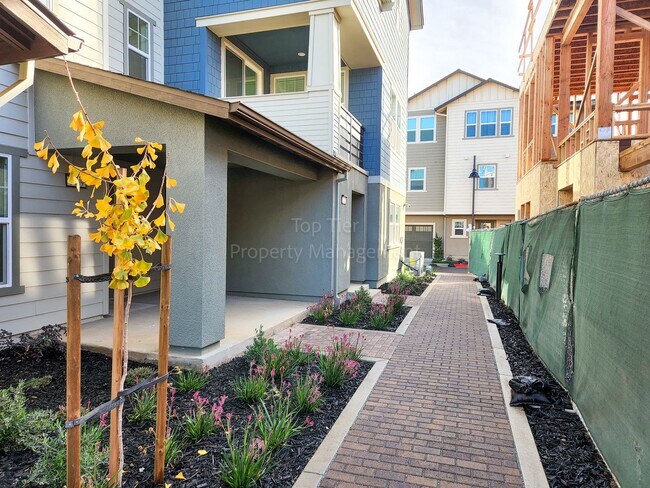 Foto del edificio - Newer Townhome at Penny Lane in Concord, 2...
