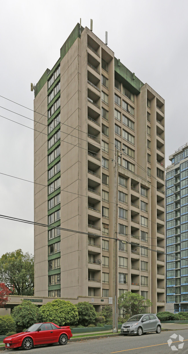 Building Photo - Skyline Towers